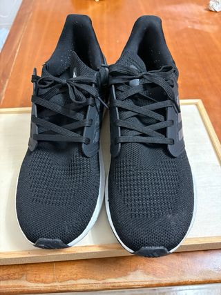 Zapatillas Adidas Negras y Blancas