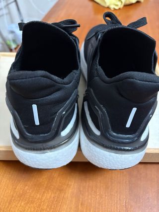 Zapatillas Adidas Negras y Blancas