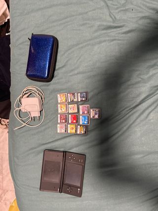 Nintendo DSi con giochi e caricabatterie