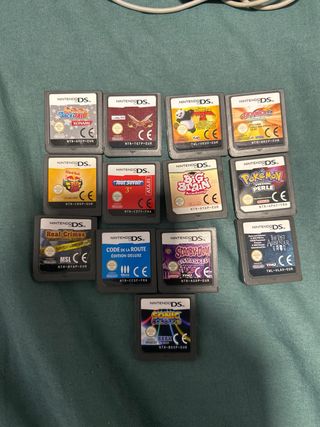 Nintendo DSi con giochi e caricabatterie