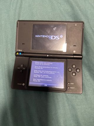 Nintendo DSi con giochi e caricabatterie