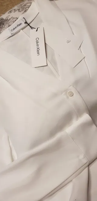 Camisa cuello pico Calvin Klein Blanca