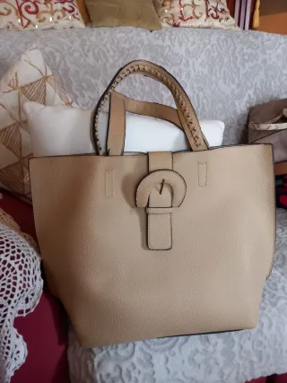 Bolso Beige con Hebilla Decorativa