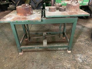 Due antiche bilance in legno e ferro in vendita