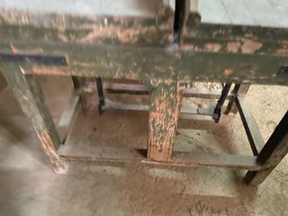 Due antiche bilance in legno e ferro in vendita