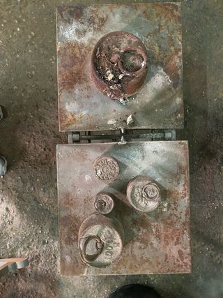 Due antiche bilance in legno e ferro in vendita