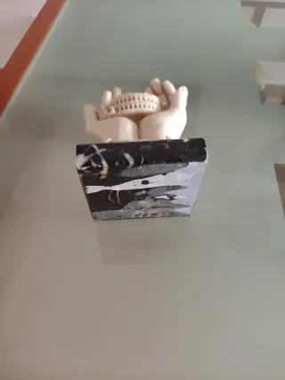 Figura Coliseo Romano Manos