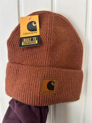 Gorro Carhartt teja y Burdeos