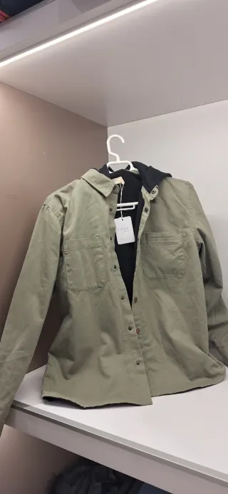 Sobrecamisa chaqueta con capucha verde oliva
