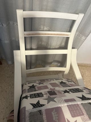Hamaca de madera con cojines y cortinas a juego.
