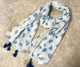 Pañuelo mujer blanco y azul con estampado