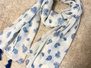 Pañuelo mujer blanco y azul con estampado