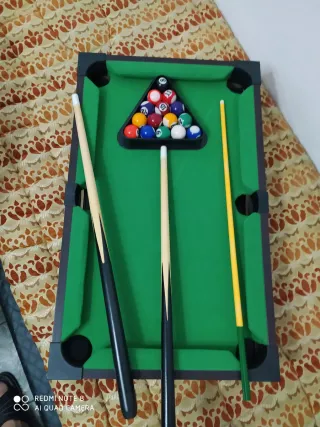 Mini mesa de billar con bolas y tacos