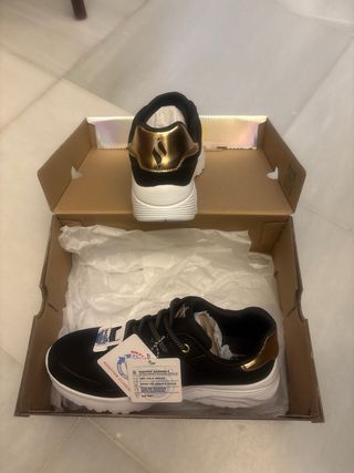 Zapatillas Skechers Negras y Doradas Nuevas