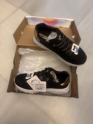Zapatillas Skechers Negras y Doradas Nuevas