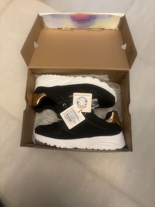 Zapatillas Skechers Negras y Doradas Nuevas