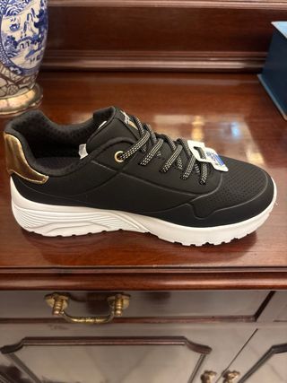 Zapatillas Skechers Negras y Doradas Nuevas