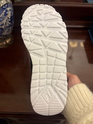 Zapatillas Skechers Negras y Doradas Nuevas