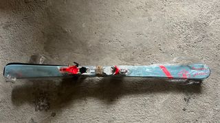 Esquís con fijaciones