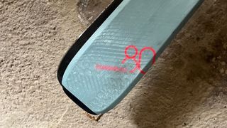 Esquís con fijaciones