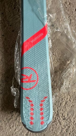 Esquís con fijaciones