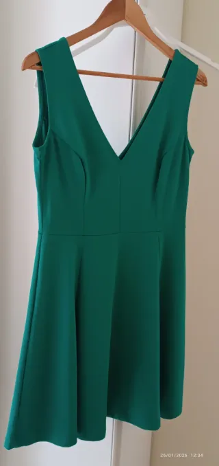 Vestido verde con cinturón negro