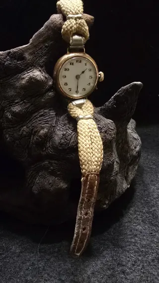 Reloj de pulsera vintage dorado y beige