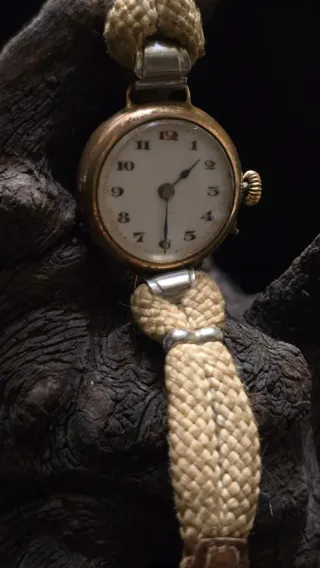 Reloj de pulsera vintage dorado y beige