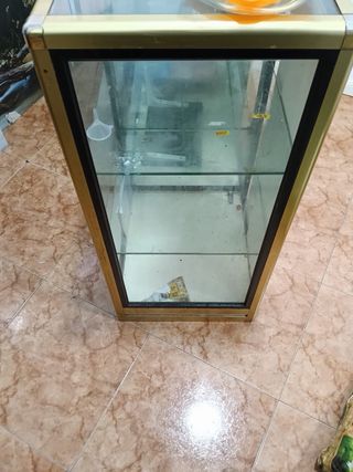 Vitrina de cristal y metal dorada