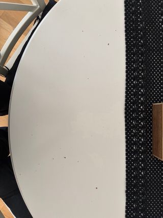 Mesa de comedor redonda de madera y sillas