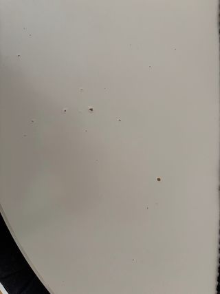 Mesa de comedor redonda de madera y sillas