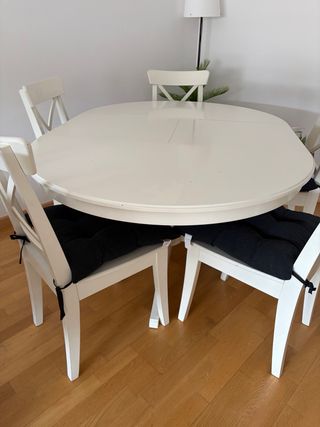 Mesa de comedor redonda de madera y sillas