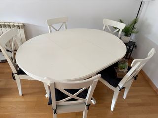 Mesa de comedor redonda de madera y sillas