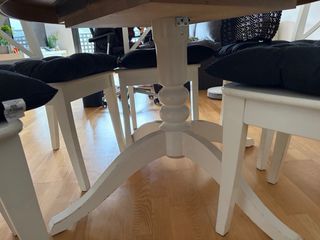 Mesa de comedor redonda de madera y sillas