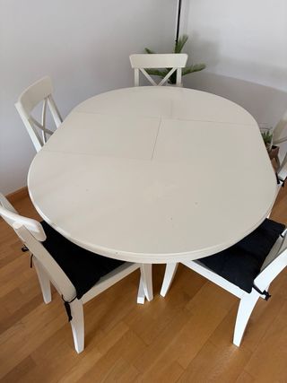 Mesa de comedor redonda de madera y sillas