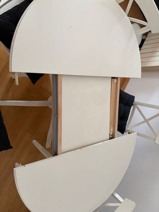 Mesa de comedor redonda de madera y sillas