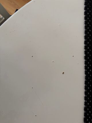 Mesa de comedor redonda de madera y sillas