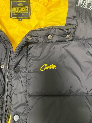 Corteiz Abrigo Negro con Forro Amarillo