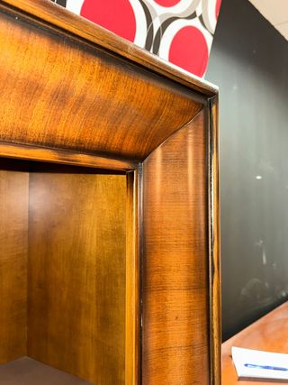 Vitrina de nogal italiano.