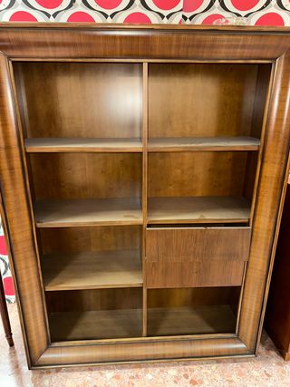 Vitrina de nogal italiano.