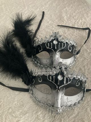 Lote 2 antifaces gris plata con plumas disfraz