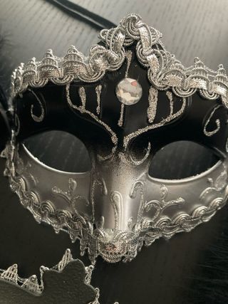 Lote 2 antifaces gris plata con plumas disfraz