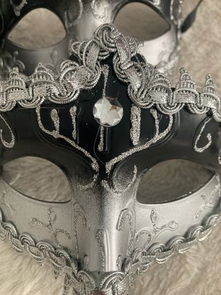 Lote 2 antifaces gris plata con plumas disfraz