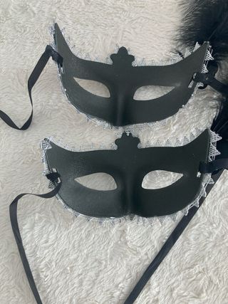 Lote 2 antifaces gris plata con plumas disfraz