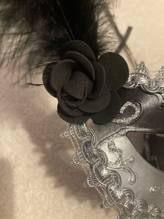 Lote 2 antifaces gris plata con plumas disfraz