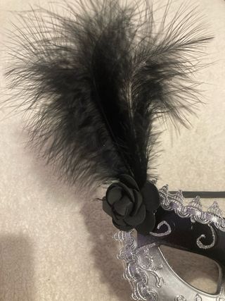 Lote 2 antifaces gris plata con plumas disfraz