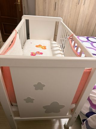 Cuna de bebé blanca con estrellas