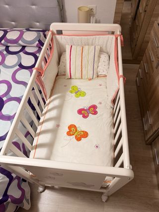 Cuna de bebé blanca con estrellas