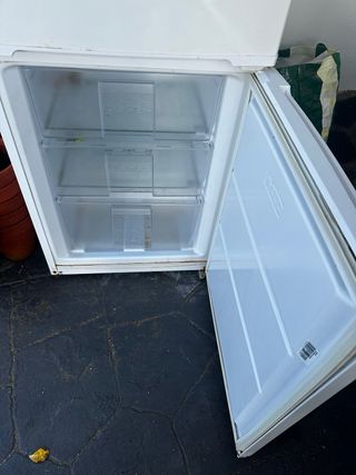 Frigorifero bianco con congelatore