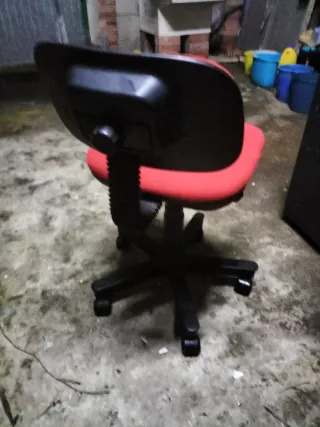 Silla de escritorio roja y negra